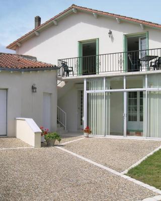 Stunning Apartment In Vaux Sur Mer With 1 Bedrooms And Wifi