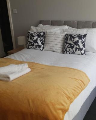 Gateshead's Amethyst 3 Bedroom Apt, Sleeps 6 Guests