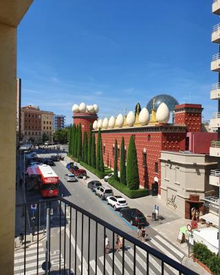 Apartamentos enfrente del Museo Dalí