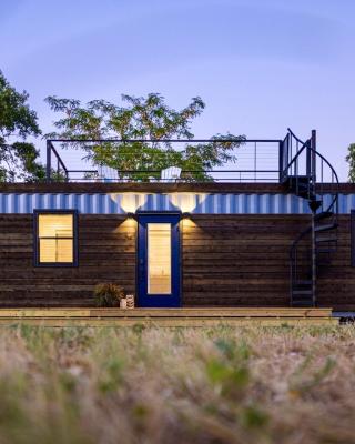 The Shoreline Container Home 12 min to Magnolia Silos and Baylor