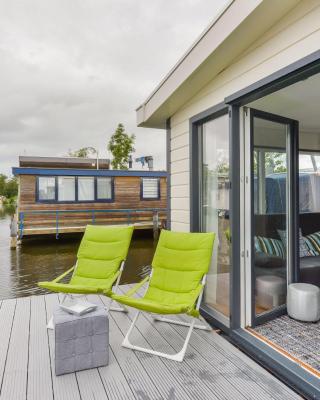 Bright and Comfortable Houseboat