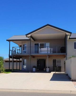 Agape Holiday Home with Pool table ,NBN Internet