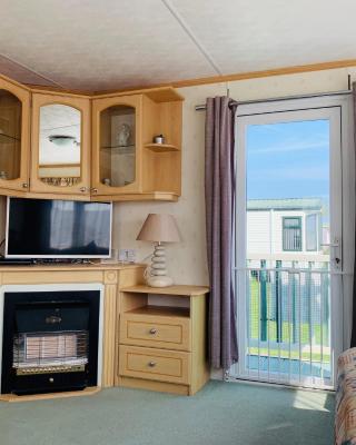 Golden Sands Caravan Hire Ingoldmells- FREE in caravan wifi- Access included to the on site club house, sports bar, arcade, coffee shop We have beach access, a fishing lake and a laundrette