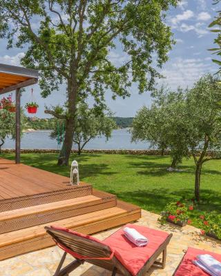 Beach house IVE with jacuzzi, pool, playground and bbq in an olive grove with a beach, Pomer - Istria