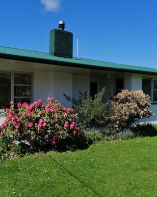 Super Central Cosy Greytown House with Garage