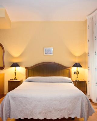 Hostal Guzman El Bueno by gaiarooms
