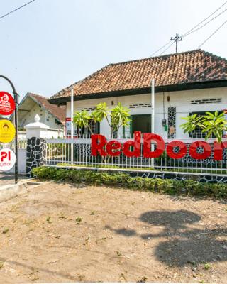 RedDoorz Plus near Taman Sari 2