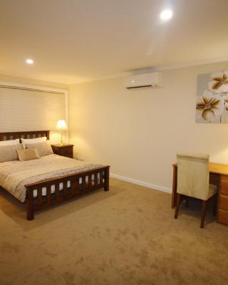 Silver House - Melbourne Airport Accommodation