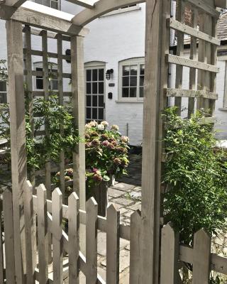 Courtyard Cottages Lymington, 2 Adults only