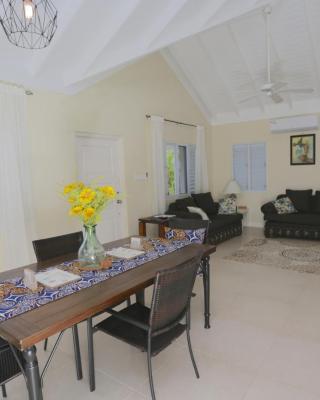Richmond - Heroes Villa, AC, Security, Access to Pool, Playground & Private Beach - Welcome Breakfast Basket