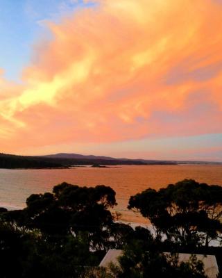 DOLPHIN LOOKOUT COTTAGE - amazing views of the Bay of Fires