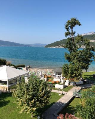 Logement atypique avec vue unique panoramique sur le lac d’Annecy, dans une résidence avec plage et ponton privée sur la commune de Duingt (Rive gauche du lac).
