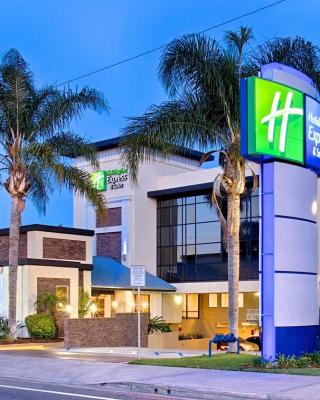 Holiday Inn Express & Suites Costa Mesa, an IHG Hotel