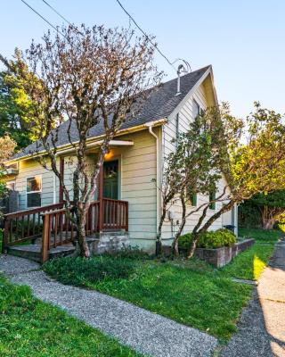 Dunrovin Vintage Beach Cottage - 1 Bed 1 Bath Vacation home in Port Orford