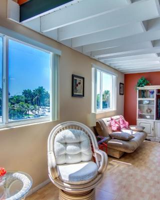 Double-loft condo with beach access, full amenities and free parking!