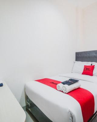 RedDoorz Plus near Mall Ciputra Jakarta