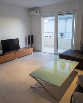 Becici Three-Bedroom Penthouse Apartment with Jacuzzi