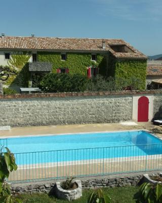 Gîte de charme la FENIERE dans Mas en pierres, 3 ch au calme, 80m2, nature, respect de l'environnement, piscine chauffée, sud Ardèche