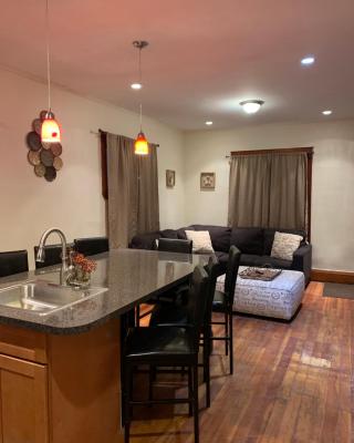 Cozy 4 Bedroom Home Accommodates 10 in Niagara USA