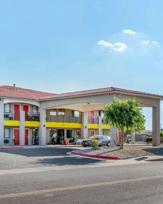 Econo Lodge West - Coors Blvd