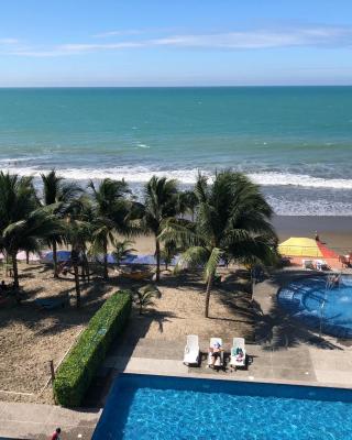 Departamentos frente al mar en Resort Playa Azul-Tonsupa