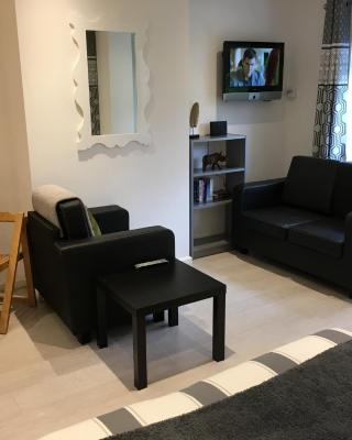 Spacious ground floor studio flat - easy access to Stansted Airport, London and Cambridge