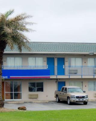 Motel 6-Clute, TX