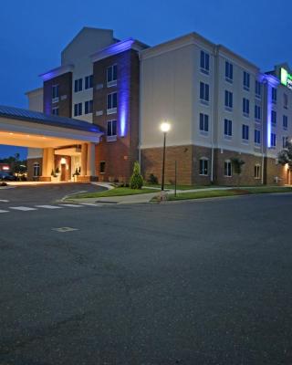 Holiday Inn Express & Suites Charlotte North, an IHG Hotel