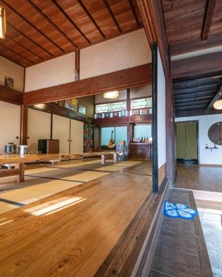 private accommodation with no meals included 隠岐貸切古民家宿くすぶるハウス