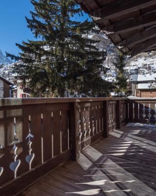 Village Apartment with Matterhorn View