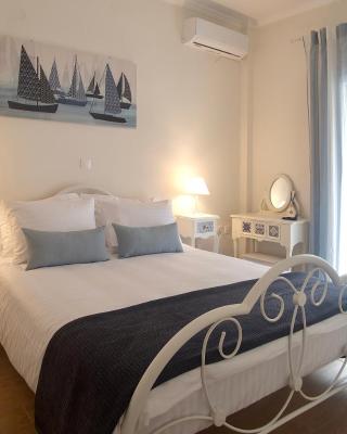 The Bluehouse - Spacious top floor flat with parking, by Mon Repos beach