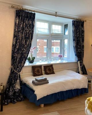 Deluxe Three Bed Apartment in Henley-on-Thames near Station River & Town Centre