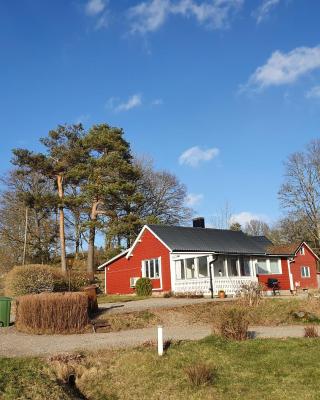 Super cozy cottage with large garden and lake view