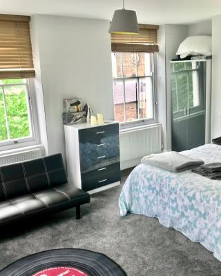 Camden Guest House Super king or Double Bedroom