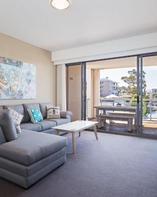 Cote D'Azure, 13 61 Donald Street - Lovely unit air con, Wi-Fi, secure parking, complex lift and pool