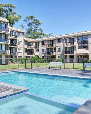 The Poplars, 24,36 Magnus Street - Unit with views, air con and wifi in a complex with a pool