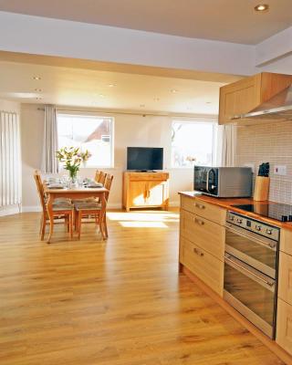 Whitby Spacious Rugby Field Cottage with off-street parking and EV fast point for electric cars