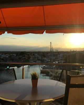 Vue Panoramique sur la Mediterrannée, appartement sur canal & proche plage