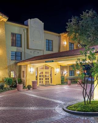 La Quinta Inn by Wyndham San Antonio I-35 N at Toepperwein