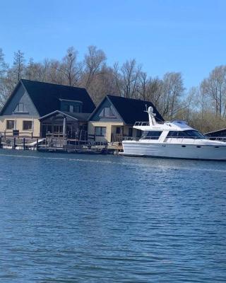 Ausflugsrestaurant & Pension Aalbude & Hausfloßvermietung am Kummerower See