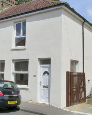 Bassett House with 3 bedrooms, fast Wi-Fi and off road parking