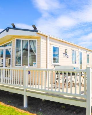 Big Skies Platinum Plus Holiday Home with Wifi, Netflix, Dishwasher, Decking