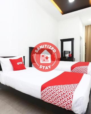 Super OYO 89678 Ady Hotel