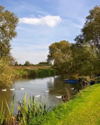 Cherbridge Lodges - Riverside lodges, short lets (business or holidays)
