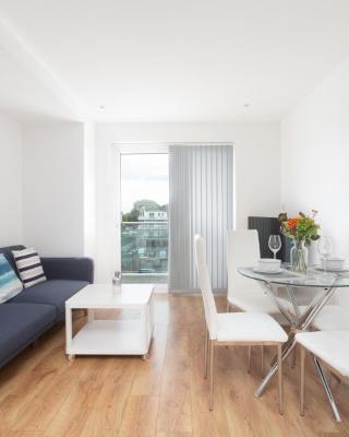 Skyvillion - COZY APARTMENTS in Enfield Town With Free Parking & Wifi