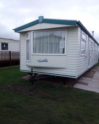 L&g FAMILY HOLIDAYS 8 BERTH SEALANDS FAMILYS ONLY AND THE LEAD PERSON MUST BE OVER 30