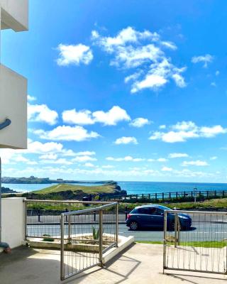 Seaview, Luxury apartment, 2 min walk to both Porth and Whipisderry beaches