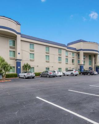 Clarion Inn & Suites Central Clearwater Beach