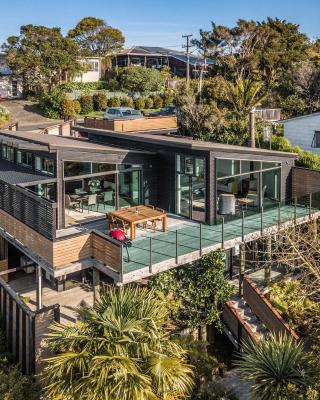 Taonga with Sea Views by Waiheke Unlimited