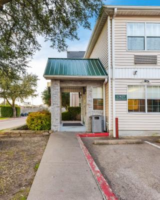 HomeTowne Studios by Red Roof Dallas - North Addison - Tollway